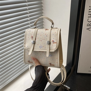 Mini-Rucksack aus PU-Leder in Creme mit Dackel-Print und silbernen Schnallen-Details