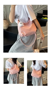 Vues multiples d'un sac hobo rose brillant avec un joli pendentif monstre en peluche blanc