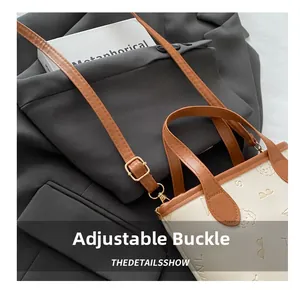 Détail de la boucle de bandoulière réglable sur ce sac à main crème gaufré chic