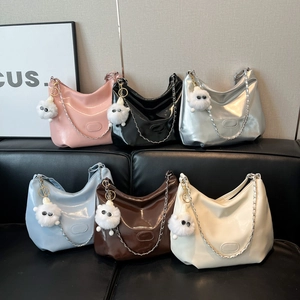 Sacs cabas demi-lune en cuir verni brillant en six couleurs avec chaînes et breloques
