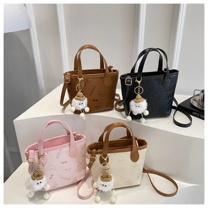 Détail des sacs seau en quatre couleurs avec graffitis mignons et breloques peluches
