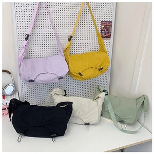 Capienti borse a tracolla in nylon in cinque colori con pieghe a coulisse e tracolla regolabile