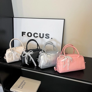 Sacs Boston vintage en blanc, noir, argent, rose avec détails nœuds en perles et dentelle