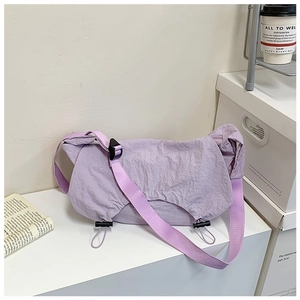 Dettaglio della trama in nylon lavanda e della coulisse sulla borsa a tracolla