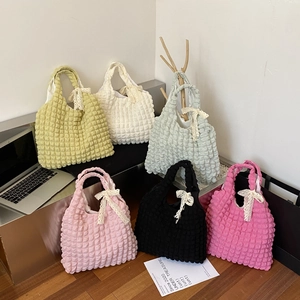 Vue détaillée de sacs cabas à texture gaufrée et nœuds en dentelle en six coloris