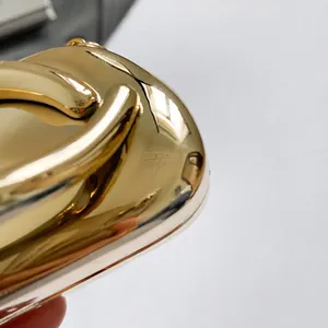 Primer plano de los herrajes de metal dorado con un efecto de espejo pulido brillante