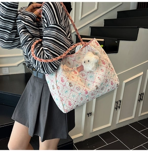 Dettaglio della borsa shopper floreale con ciondolo a stella e manico in pelle rosa