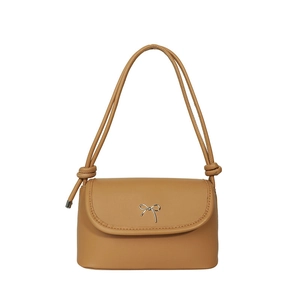 Sac bandoulière marron en similicuir avec nœud en métal argenté et lanières nouées