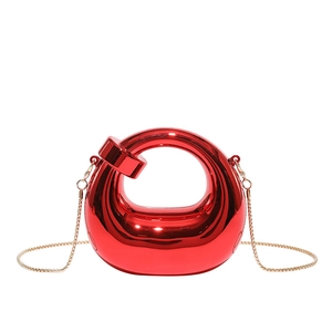 Bolso medialuna rojo brillante con asa hueca geométrica y correa de cadena dorada