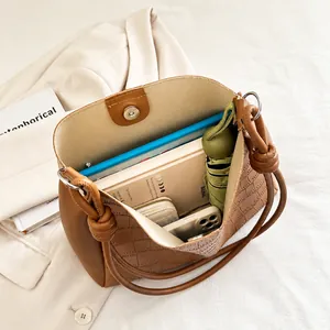 Vista interna della borsa tote marrone con grande capacità per ombrello e smartphone
