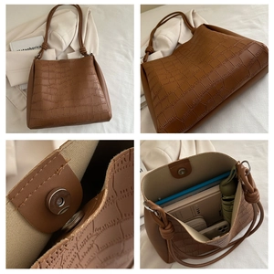 Dettagli della borsa tote marrone goffrata coccodrillo con spalline annodate e chiusura magnetica