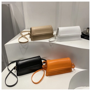 Minimale rechthoekige lederen crossbodytassen in vier kleuren met gestikte kleppen