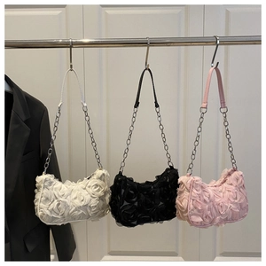 Drie elegante schoudertassen in wit, zwart en roze met een bloemig 3D-patroon