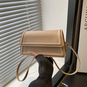 Minimalistische beige PU-lederen crossbodytas met flap en rechthoekig patroon