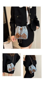 Vue détaillée du sac seau en denim avec poches en cuir marron et cordon de serrage