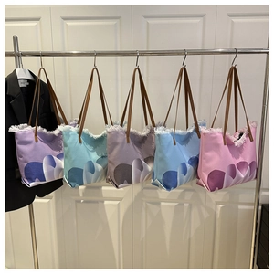 Cinco bolsos tote de lona coloridos con motivos de loto y detalles de flecos de moda