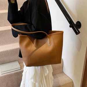Grande borsa tote minimalista in pelle litchi marrone per uno stile da ufficio