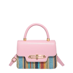 Sac à main en cuir rose avec base tissée à rayures multicolores et fermoir doré chic