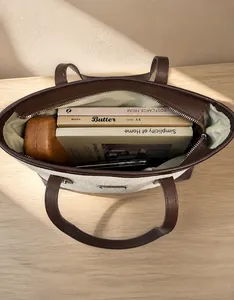 Vue de dessus du sac cabas spacieux montrant livres et organiseurs pour rangement quotidien