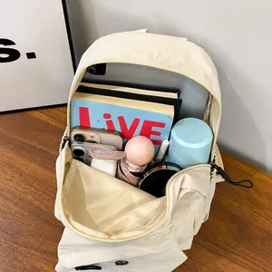 Ruim interieur van beige rugzak met opbergruimte voor laptop, tablet, boeken en meer