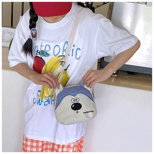Détail d'un mini sac bandoulière husky mignon avec broderie et sangle blanche tressée