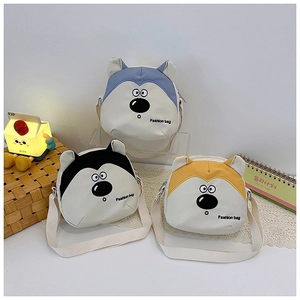 Détail de trois jolis sacs à bandoulière en toile avec motif chien en bleu, noir et jaune