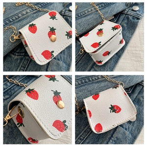 Vues détaillées du mini sac bandoulière à motif fraise avec chaîne dorée et cuir PU blanc