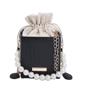Schwarze Eimer-Tasche aus geflochtenem Leder mit weißem Kordelzug und Perlenhenkel