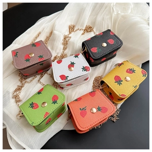 Vue détaillée de mini porte-monnaie à motif fraise et chaînes dorées en six couleurs