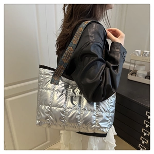 Détail du grand sac cabas matelassé argenté avec une bandoulière en jacquard coloré