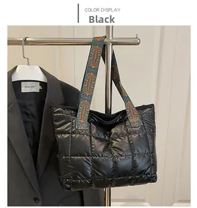 Détail du sac cabas matelassé noir avec bandoulières aux motifs ethniques colorés