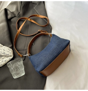 Dettaglio della borsa patchwork in denim blu e pelle marrone con doppi spallacci rimovibili