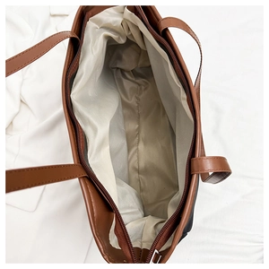 Binnenzicht van grote canvas shopper met beige voering en donkerbruine ritssluiting