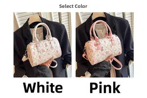 Sac polochon fleuri matelassé en blanc et rose avec des poignées en cuir PU