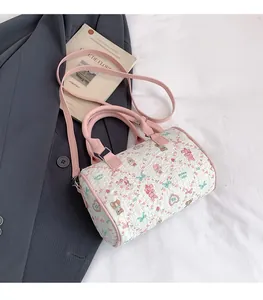 Détail du sac boston imprimé d'ours mignons avec bandoulière rose réglable et souple