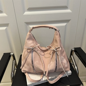 Borsa hobo in camoscio rosa con dettagli a fiocco e motivi di lettere per donna