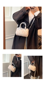 Détails d'un sac Boston compact avec imprimé dessin animé et bandoulière réglable