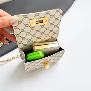 Vue intérieure d'un mini sac bandoulière montrant la capacité de rangement du maquillage