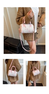 Détails du mini sac cylindre blanc à fleurs avec poignées en cuir rose et bandoulière