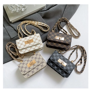 Mini sacs bandoulière en quatre couleurs avec motifs vintage et chaîne dorée