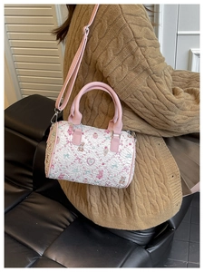 Détail d'un mini sac Boston avec imprimés ours roses et bandoulière réglable amovible