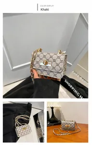 Détail du mini sac vintage kaki avec fermoir tournant doré et bandoulière chaîne