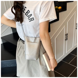 Détail du mini sac seau argenté métallisé avec texture litchi et fine bandoulière