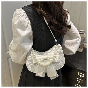 Sac à bandoulière blanc élégant avec nœud géant et perles sur un tissu jacquard chic