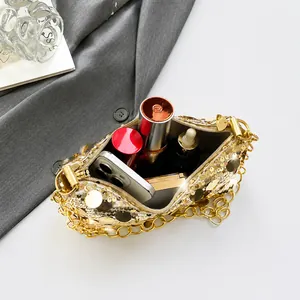 Vue intérieure d'un sac à paillettes dorées montrant la capacité pour téléphone et maquillage