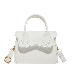 Sac bandoulière blanc chic avec texture litchi et rabat ondulé pour femmes