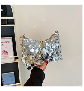 Gros plan sur le sac croissant à paillettes argentées avec chaîne dorée et fini métal