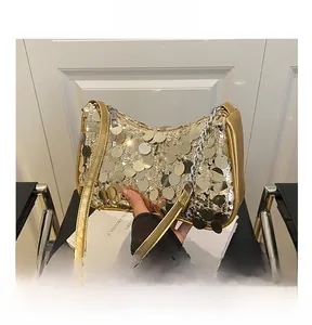 Vue détaillée d'un sac hobo à paillettes dorées avec fermeture éclair et chaîne argentée