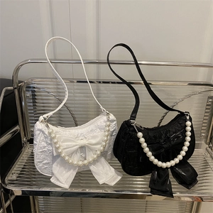 Elegante borsa a mezzaluna con fiocco, manico di perle e texture a pieghe moderna
