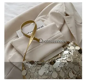 Détail des paillettes dorées et argentées scintillantes sur le sac à main tendance